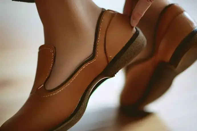 way-to-stretch-dansko-shoes